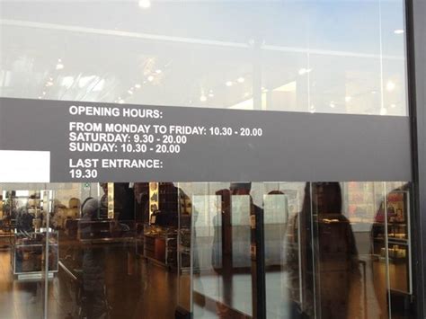 montevarchi prada outlet opening hours